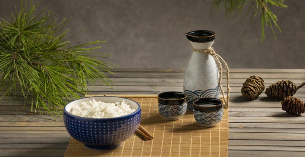 Non-alcoholic and alcoholic drinks pairing with izakaya food
