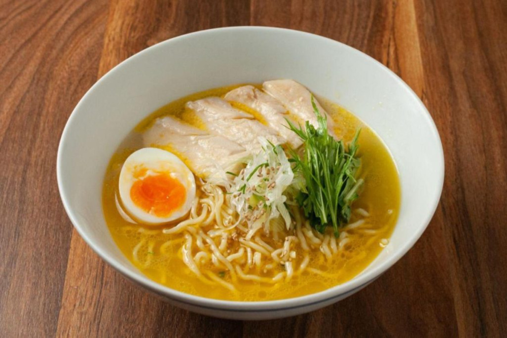  Warm broth with springy noodles
